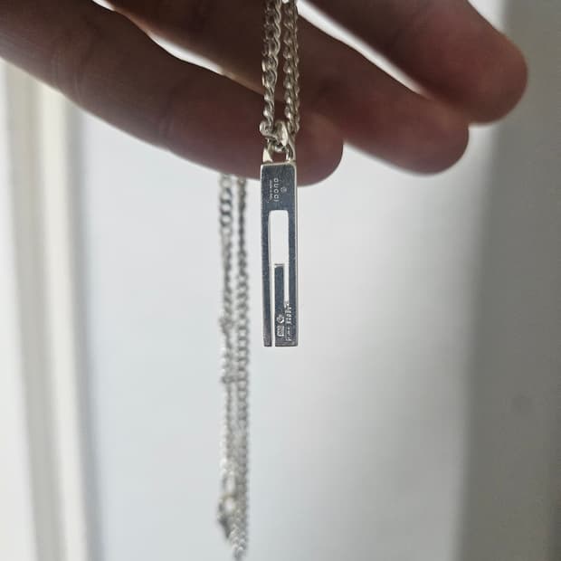 구찌 지 펜던트 실버 바 목걸이