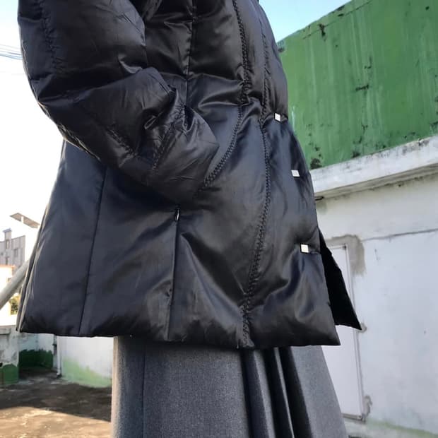 블랙 스티치 버튼 라이트 패딩