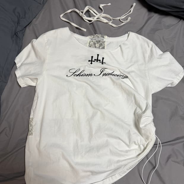 CROSS STRING T SHIRT WHITE스키즘 인듀싱