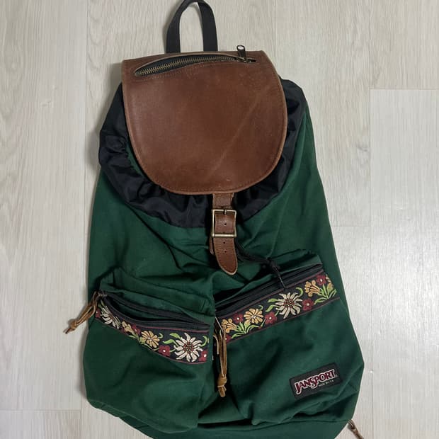 잔스포츠 빈티지 레더 플랩 드로스트링 백팩(플로럴 트림)
