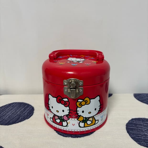 2001년 고전 산리오 키티 빨강 철제 소품함