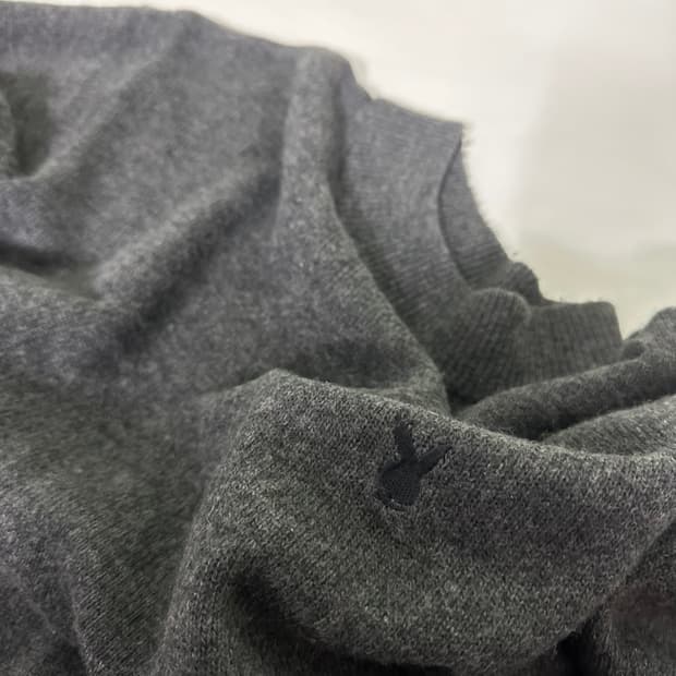 M 플레이보이 차콜 스몰로고 크루넥니트