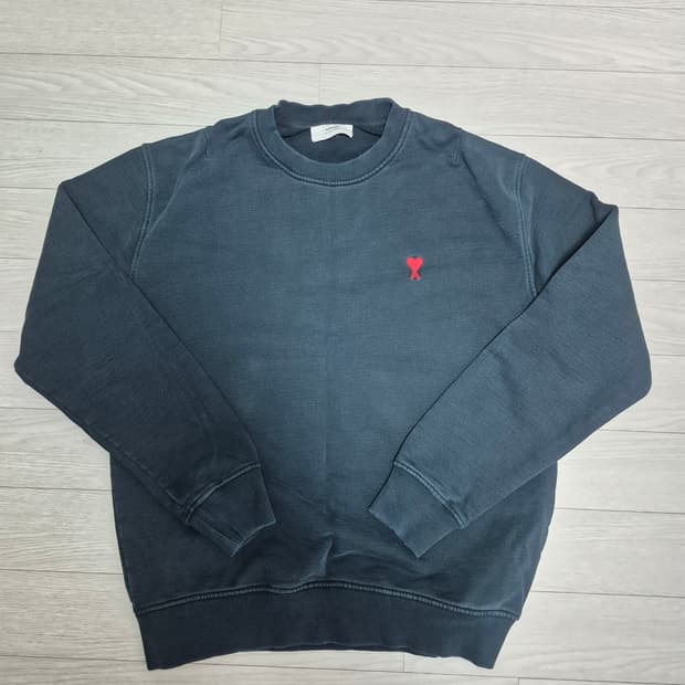 아미 맨투맨 L 사이즈 판매합니다.