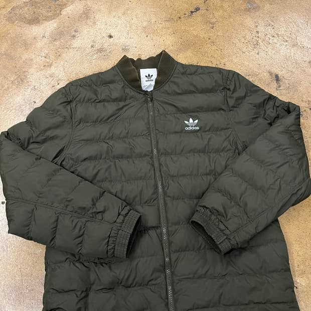 아디다스 카키 하늘 로고 경량 숏패딩 