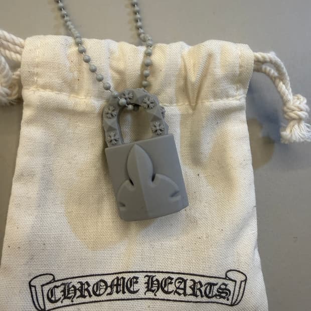 크롬하츠 실리크롬 CH 패드락 플로니 팬던트 그레이 판매합니다! 