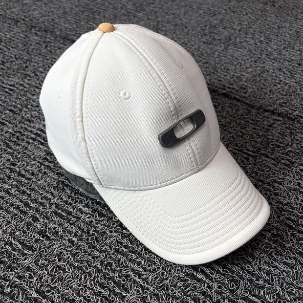 오클리 아이콘 로고 화이트 볼캡 1543