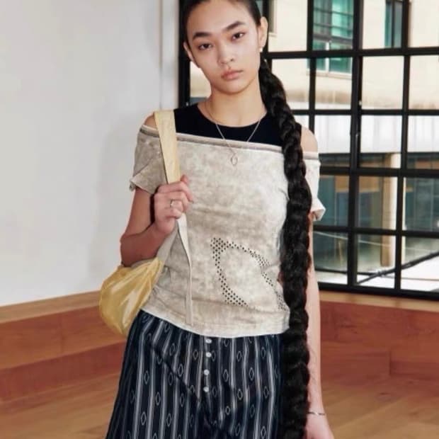 (W) 미스치프 블리치드 와이드 넥 티셔츠 블리치드 카키 베이지