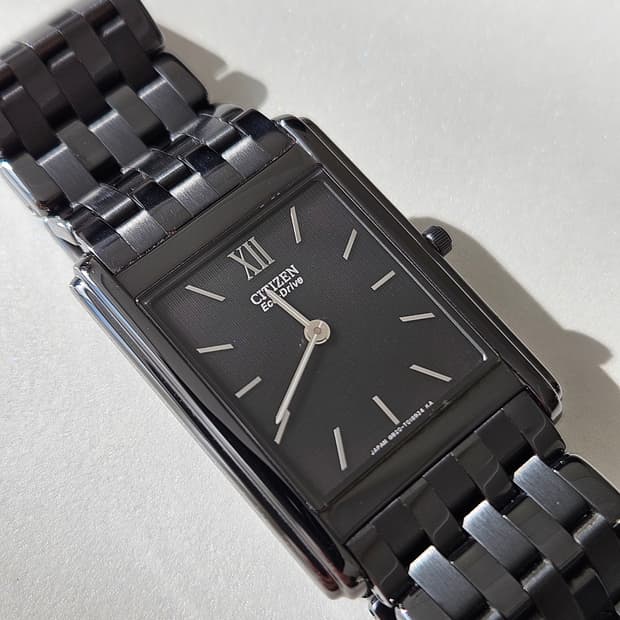 시티즌 에코드라이브 사각 블랙 메탈시계