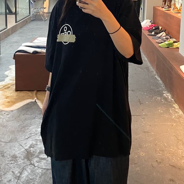 오프화이트 테이프 애로우 오버 반팔 H307