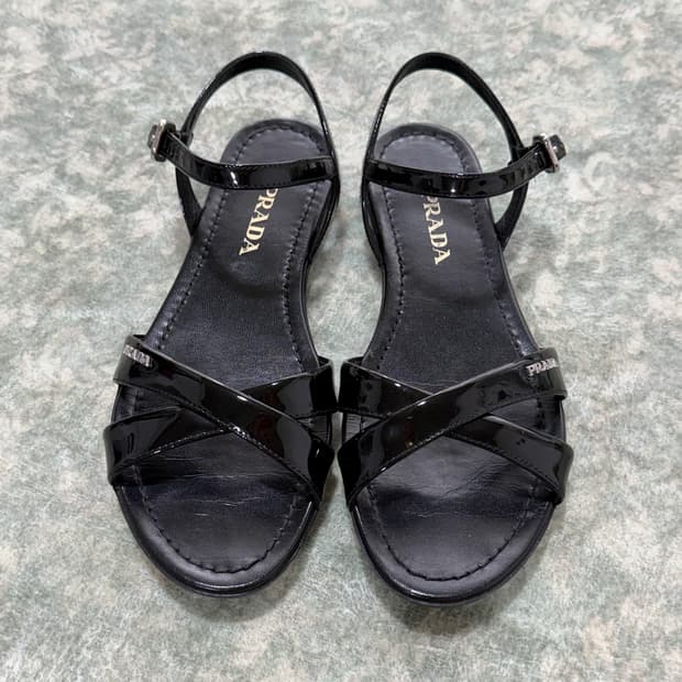 [240mm] PRADA 프라다 에나멜 샌들