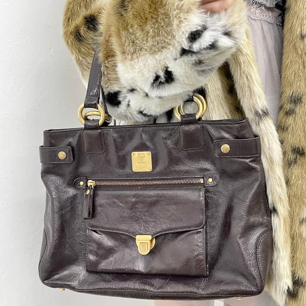 mcm 금장 포켓 숄더백