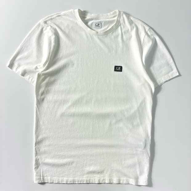 C.P company  씨피컴퍼니 스티치 블록 로고 화이트 반팔 티셔츠 
