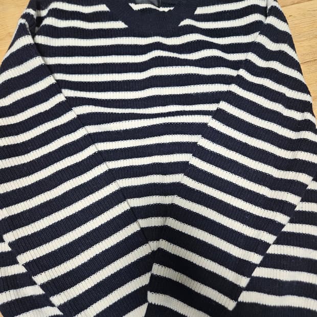 모마디자인 스트라이프 니트 네이비