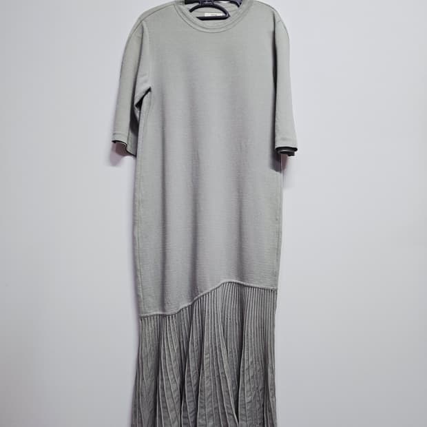 시스템 연그린 플리츠 롱 니트 원피스