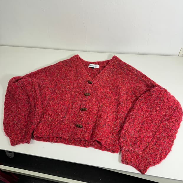 우먼S 제너럴아이디어 다홍 콩단추 보카시 부클 크롭 가디건