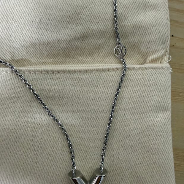 루이비통 에센셜 V 서플 네클리스