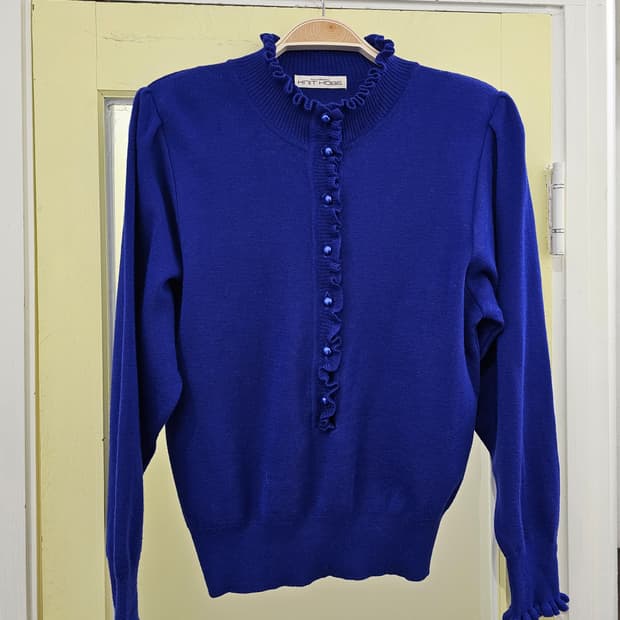 Knit Kobe 울트라마린 프릴 울 헨리넥 니트