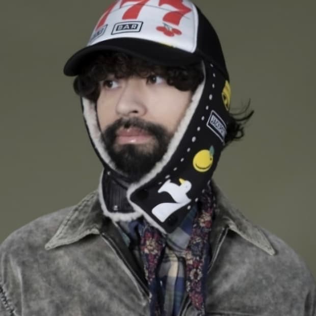 캐피탈 럭키 베터리 버드 트루퍼 매쉬캡 블랙