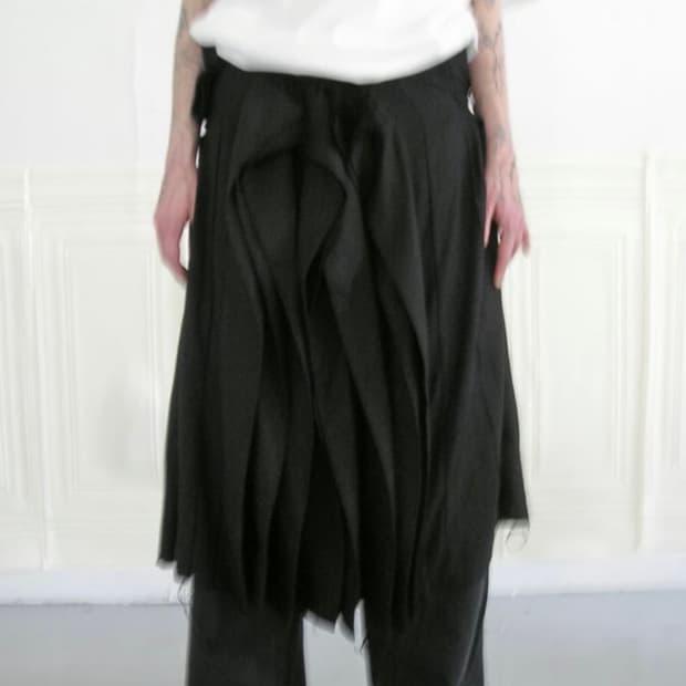 에옹쓰 2025 Offbeat pleats skirt 