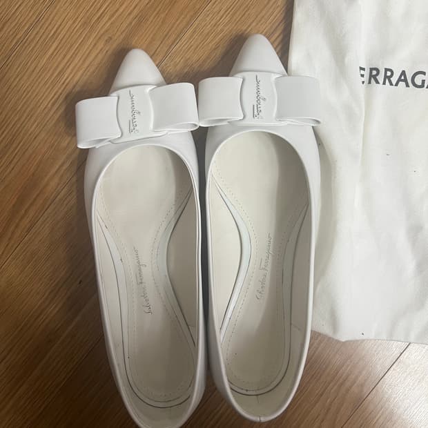 페레가모 뉴비바플랫 화이트 6.5 C볼