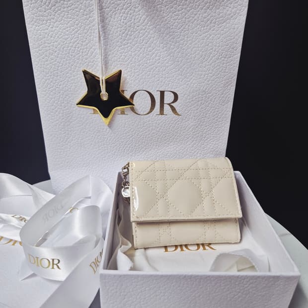 디올 로투스 반지갑 샌드컬러 (새상품)