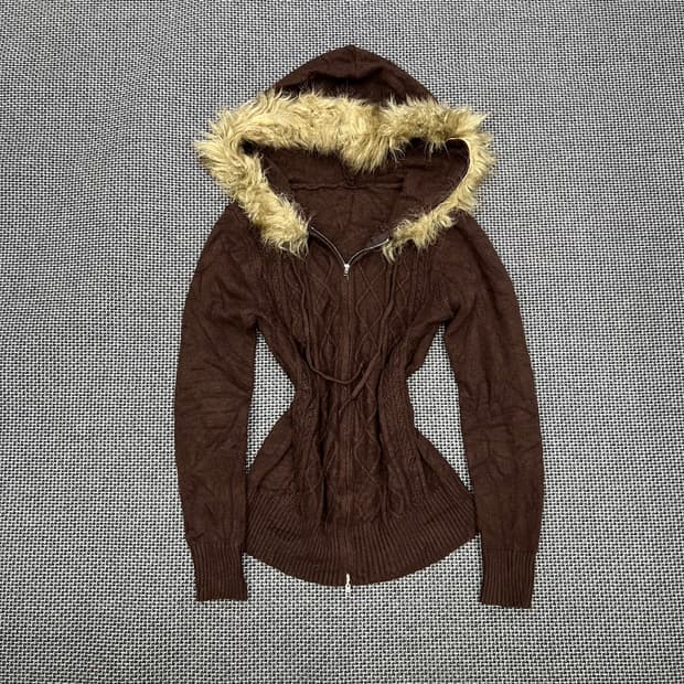 착샷O 빈티지 브라운 케이블 퍼후드 니트집업