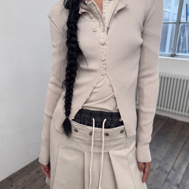 포르테나 RIBBED BUTTON CARDIGAN-BEIGE