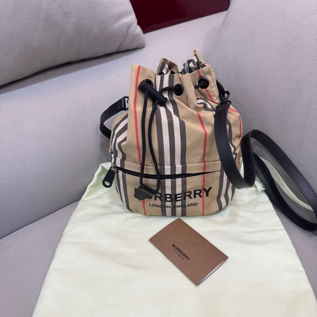 버버리 포이베 버킷백 