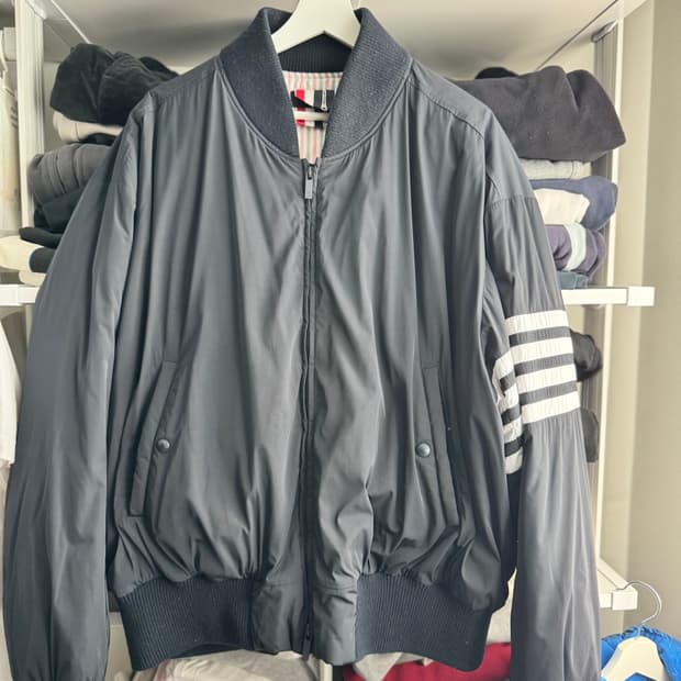 톰브라운 패딩 봄버 팝니다.