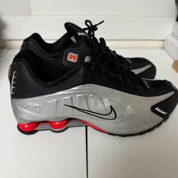 나이키 샥스 r4 메탈릭 실버레드 280