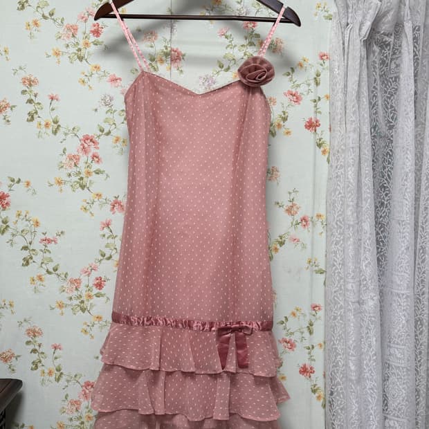 핑크 코사지 슬리브리스원피스