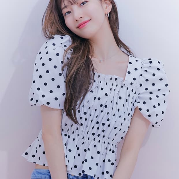 게스 스퀘어넥 셔링 도트 블라우스 (XS/수지블라우스)