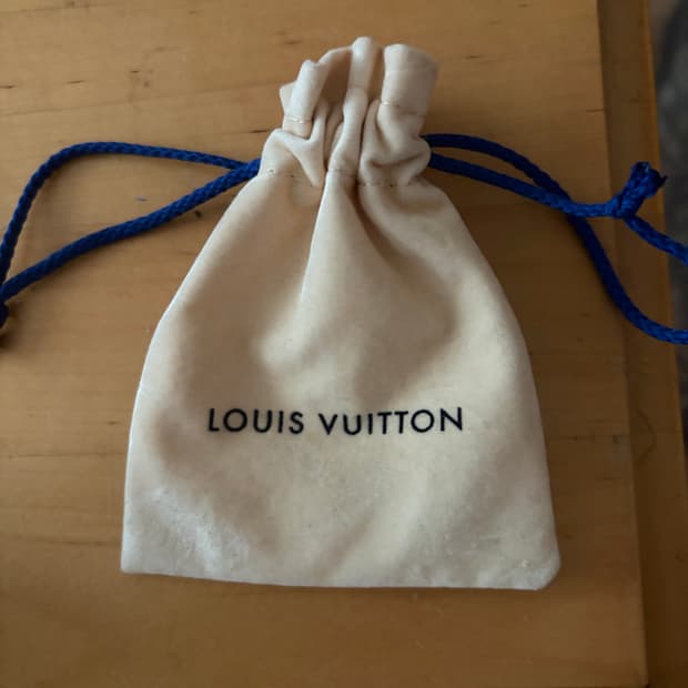 루이비통 (Louis Vuitton) 에센셜 V 목걸이