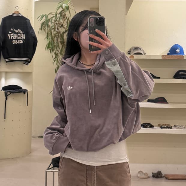 아디다스 벨벳 크롭 스냅 후드티 