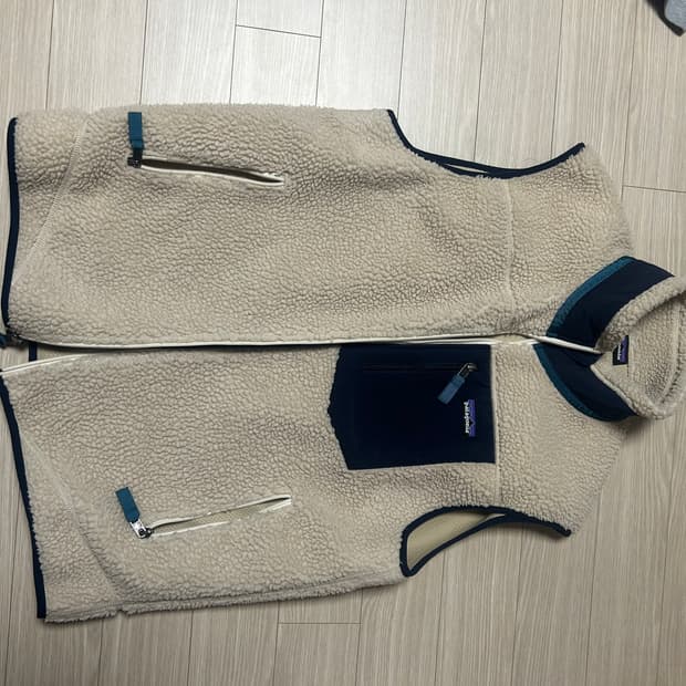 파타고니아 베스트 L 사이즈 팝니다.