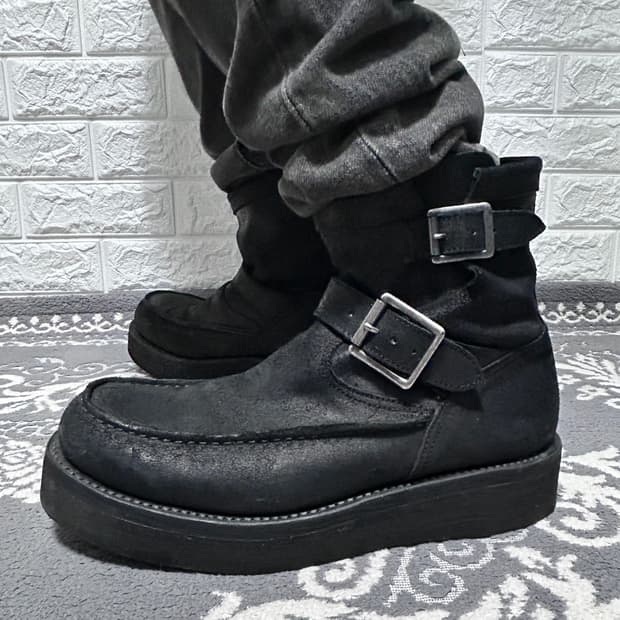 어태치먼트 스웨이드 더블 스트랩 부츠