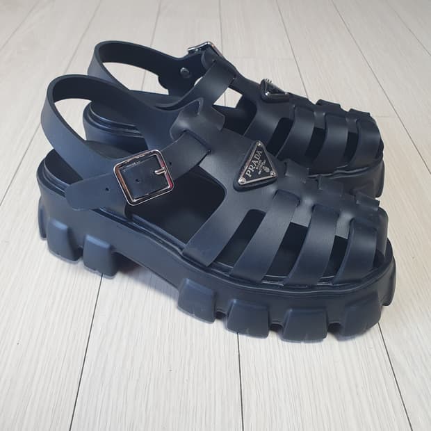 여245프라다리버샌들