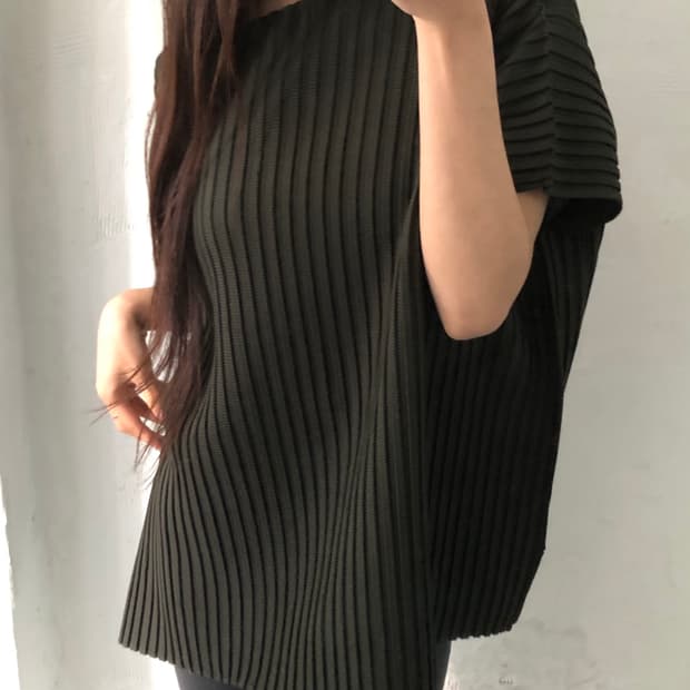 Issey Miyake me 이세이미야케 딥카키 보트넥 플리츠 티셔츠