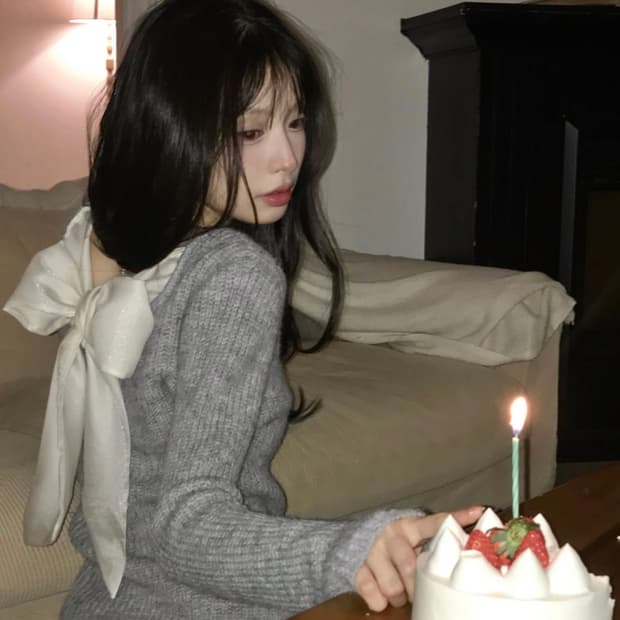 클라우드이모션 모네뜨 백 리본 새틴 point 니트 TOP