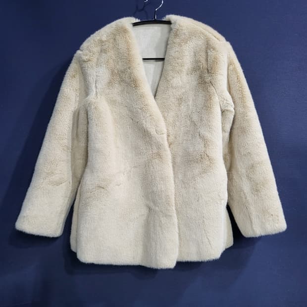 kiss thehead 페이크퍼 세미오버핏 자켓