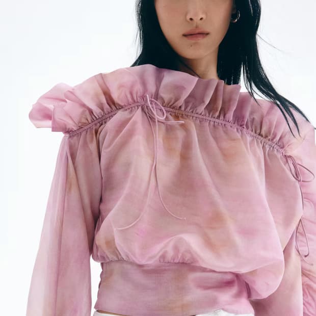 에이치엔엠 프릴 오프숄더 블라우스