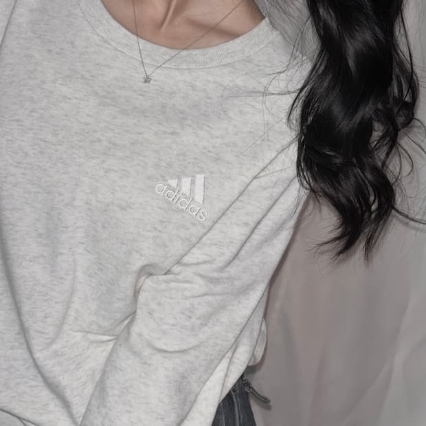 🐰아디다스 여리핏 백멜란지 자수 맨투맨🤍