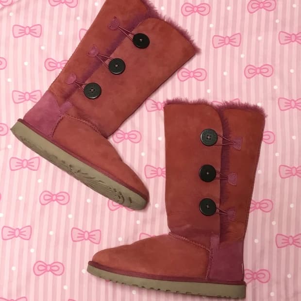 어그 베일리 쓰리버튼 핑크 롱부츠
