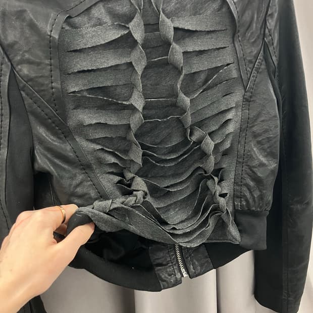 백 패널 트위스트 컷아웃 레더 자켓