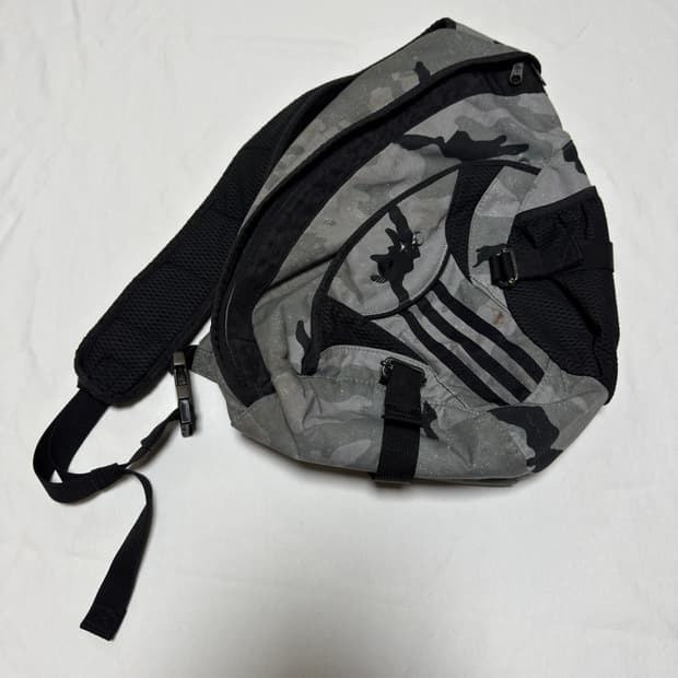 아디다스 오리지널스 × 떠그클럽 슬링백