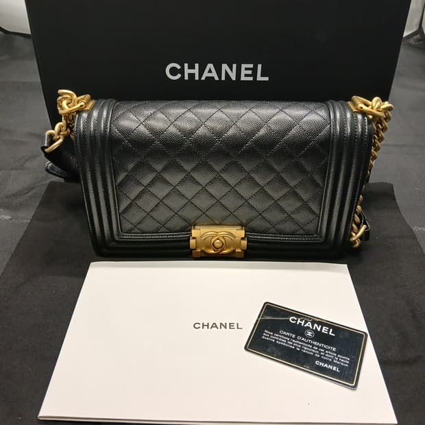 샤넬 보이백 미듐 금장 캐비어 27번대 A67086