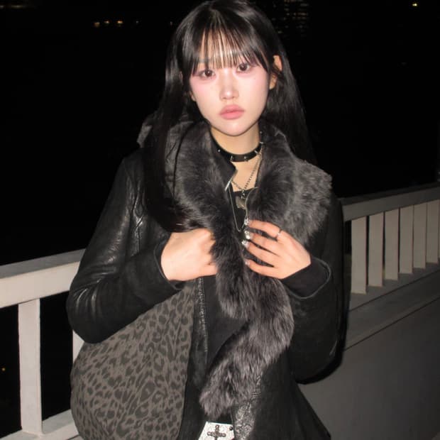 그레이 퍼 밑단 프릴 딱붙 레더자켓 