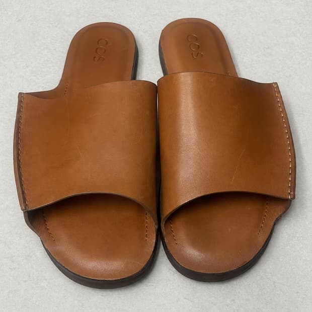 코스 남자 레더 슬라이드 탠컬러
