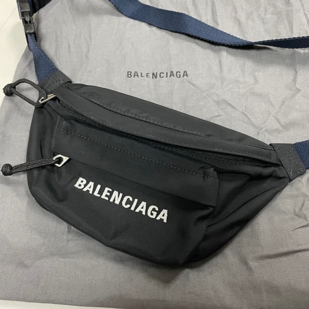 발렌시아가 벨트백 정품 새거급