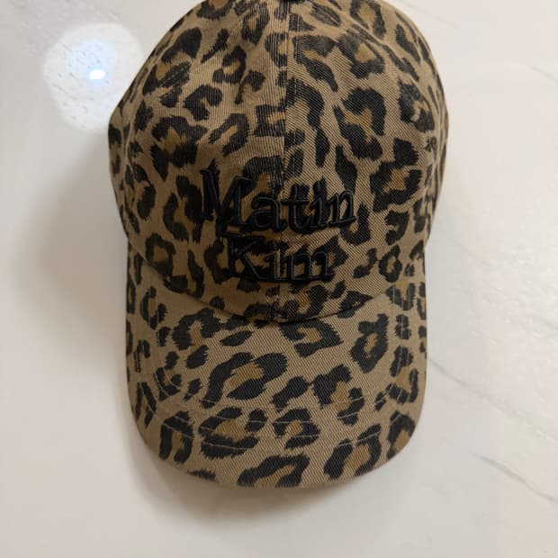 마뗑킴 마틴 레오파드 볼륨 로고 볼캡 다크 베이지
